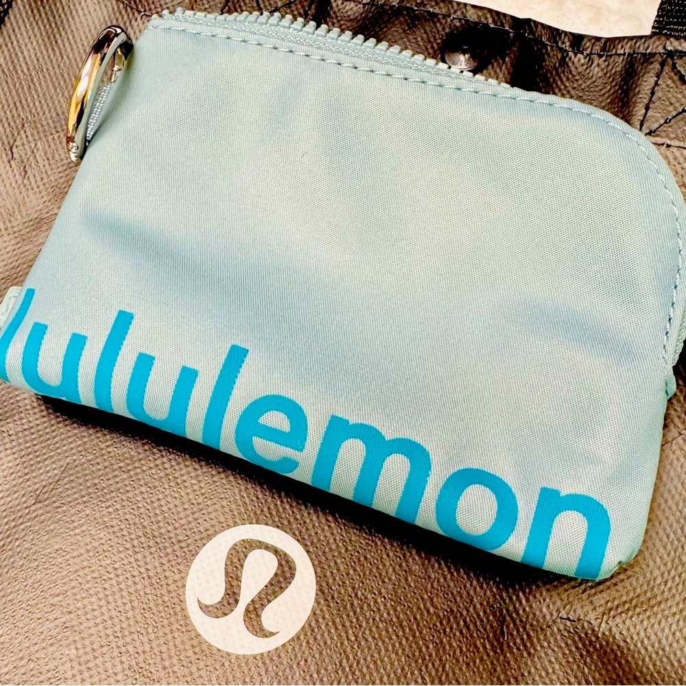 Lululemon Clip-able Card Pouch, Blue, NWT! - Picture 4 of 9